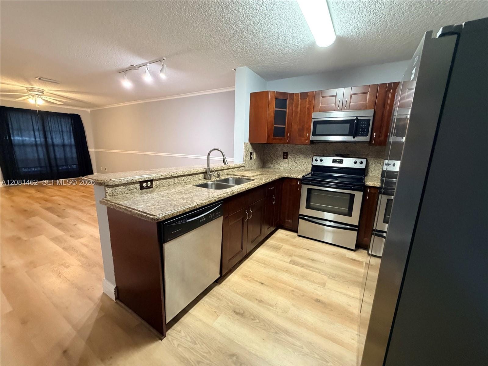2908 S Edgehill Lane 2908 — photo 2