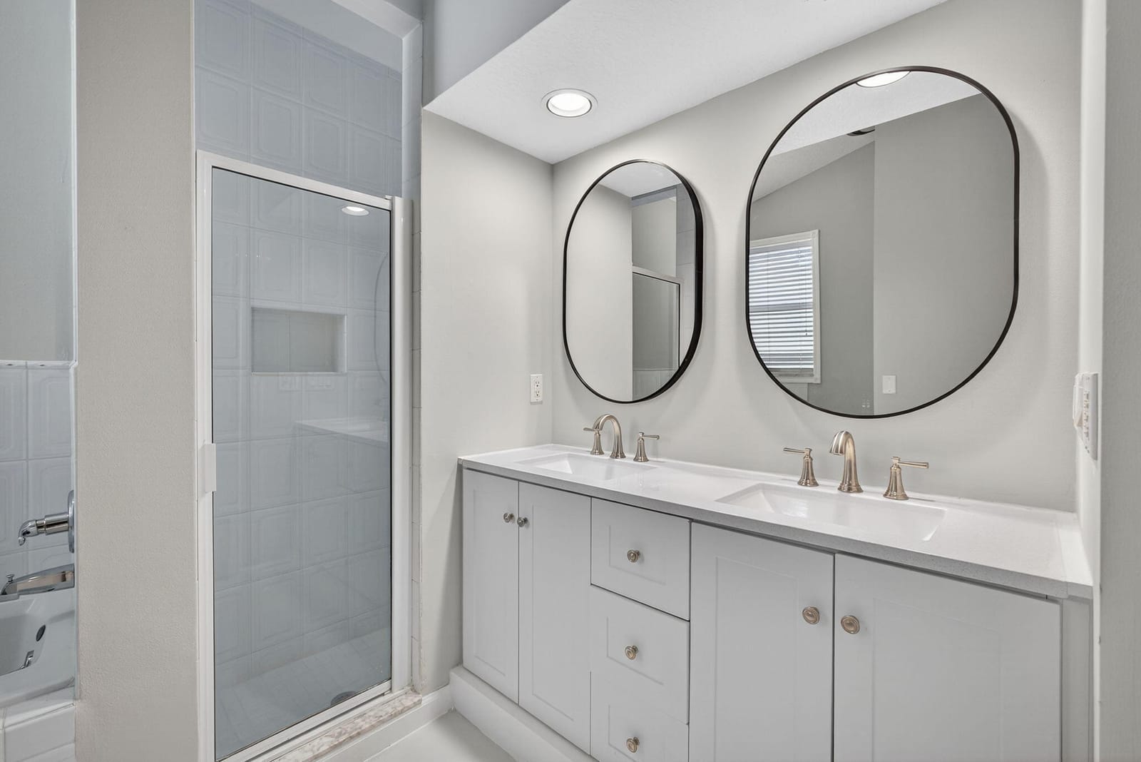 1052 W SHORE Drive — photo 11