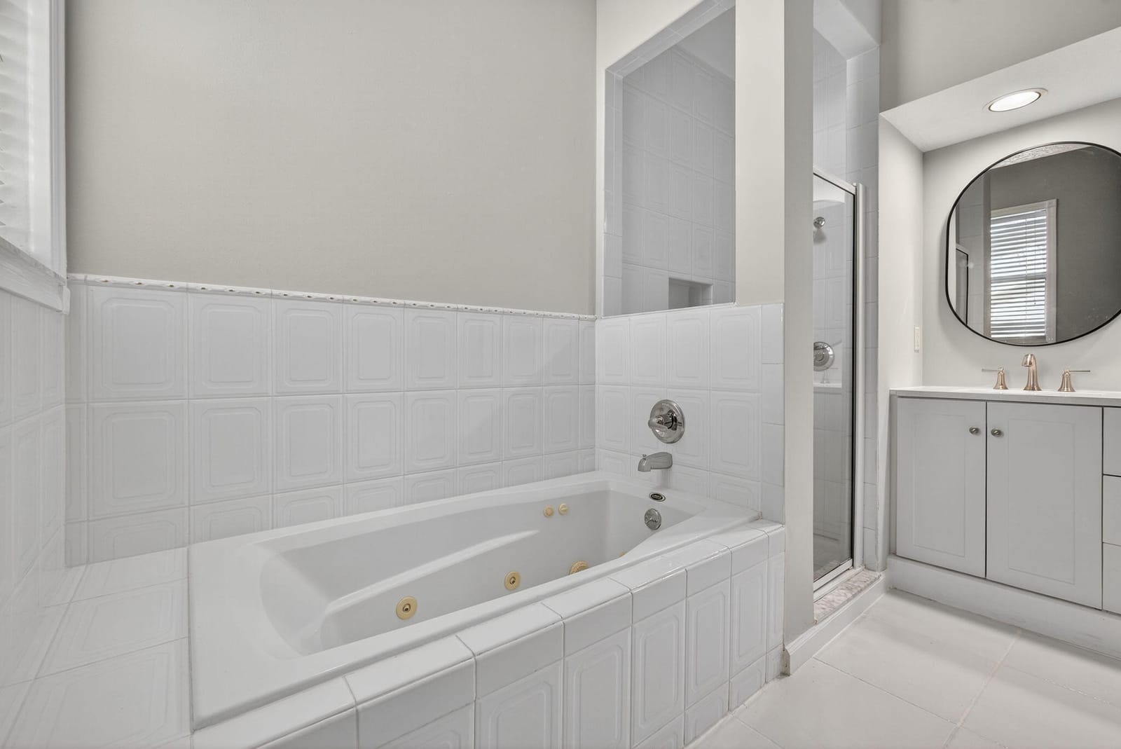 1052 W SHORE Drive — photo 12