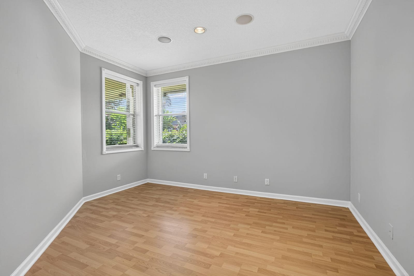 1052 W SHORE Drive — photo 9