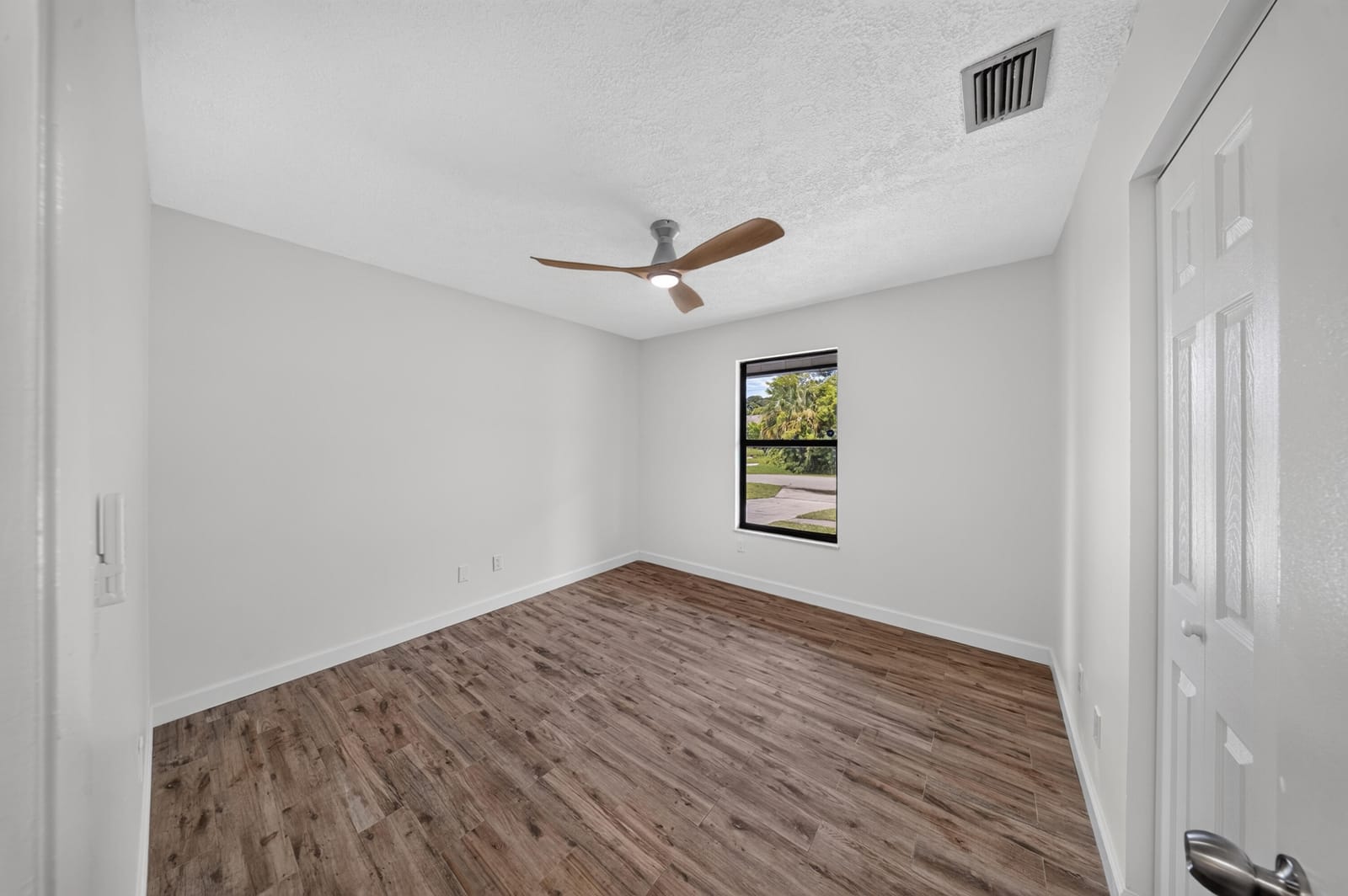 6101 BALSAM Drive — photo 11