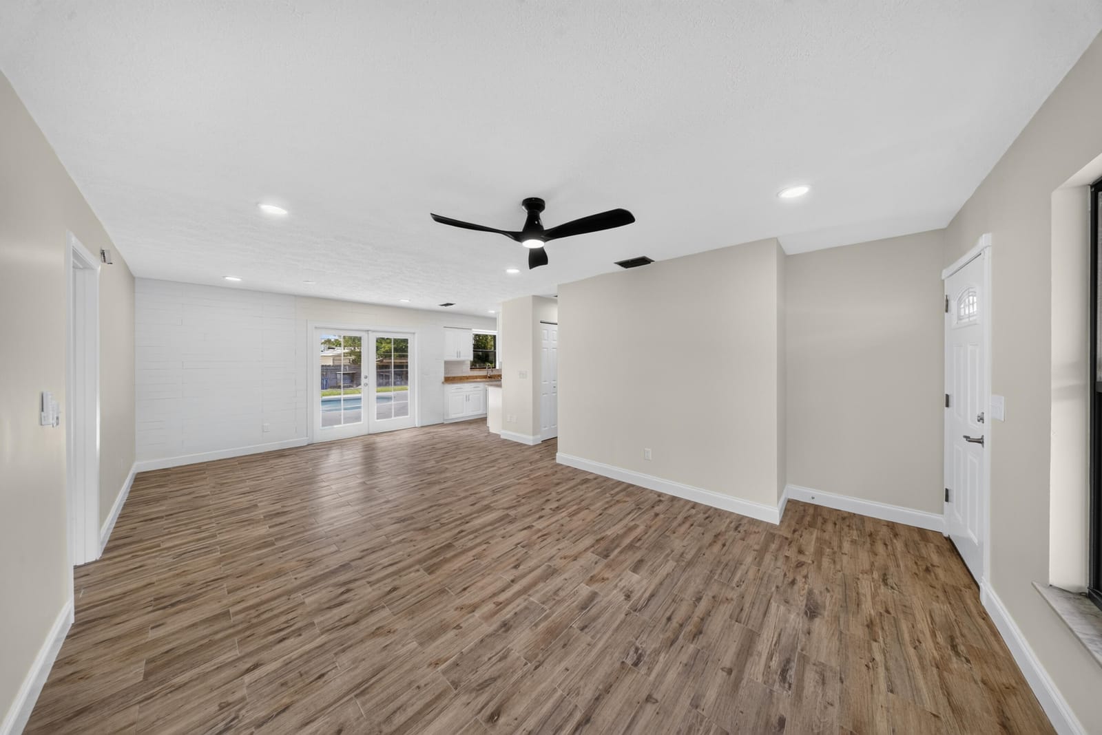 6101 BALSAM Drive — photo 8