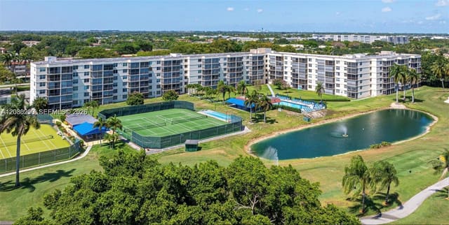 800 S Hollybrook Drive 305, Hollybrook Golf And, Pembroke Pines, FL