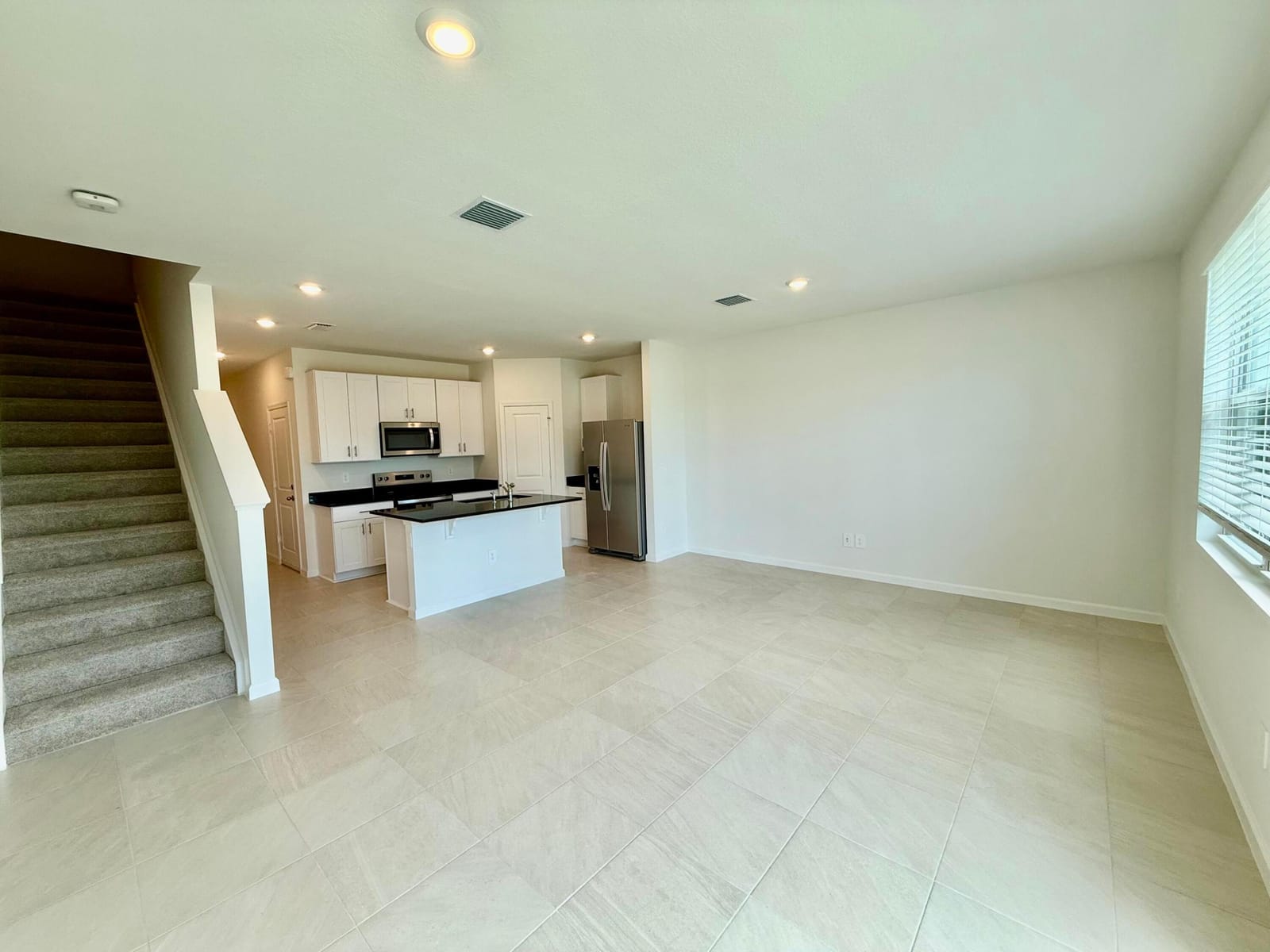 655 Salisbury Circle — photo 2