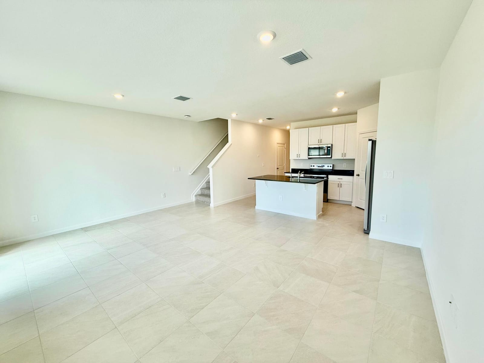 655 Salisbury Circle — photo 3