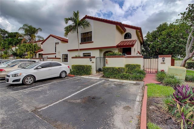 323 Ives Dairy Road 323-10, Miami, FL 33179