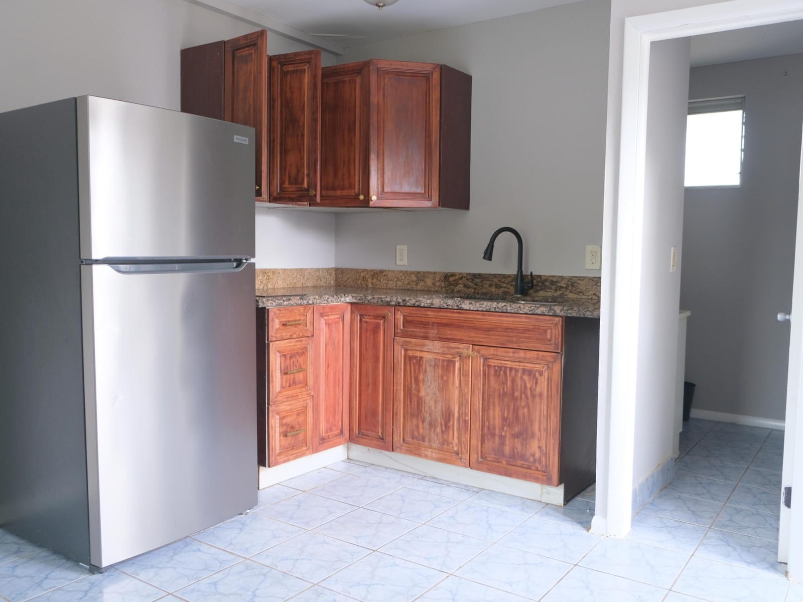 438 ROSELAND Drive studio 2 — photo 2