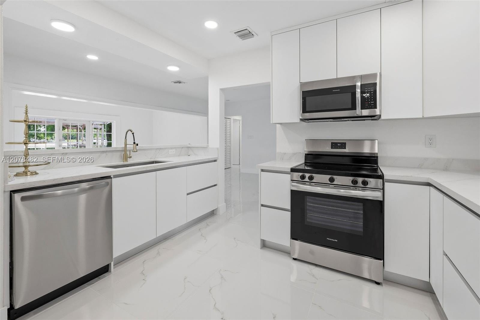 10901 SW 47th Terrace — photo 2