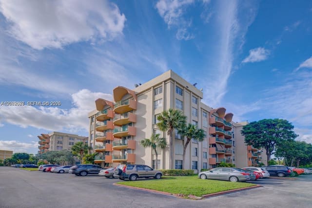 9320 Fontainebleau Boulevard 213, Miami, FL 33172