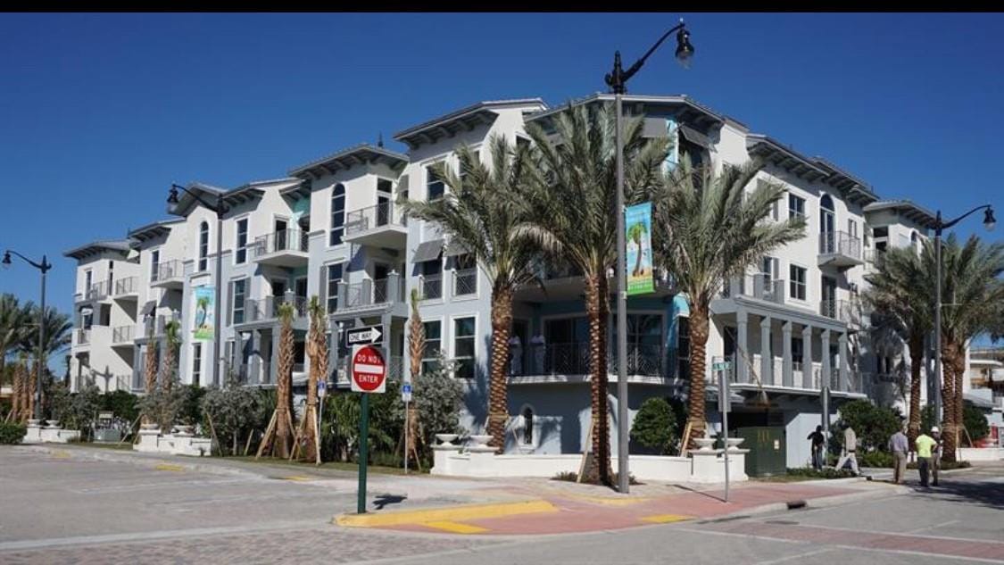 4511 EL MAR Drive 202, Lauderdale-By-The-Sea, FL 33308