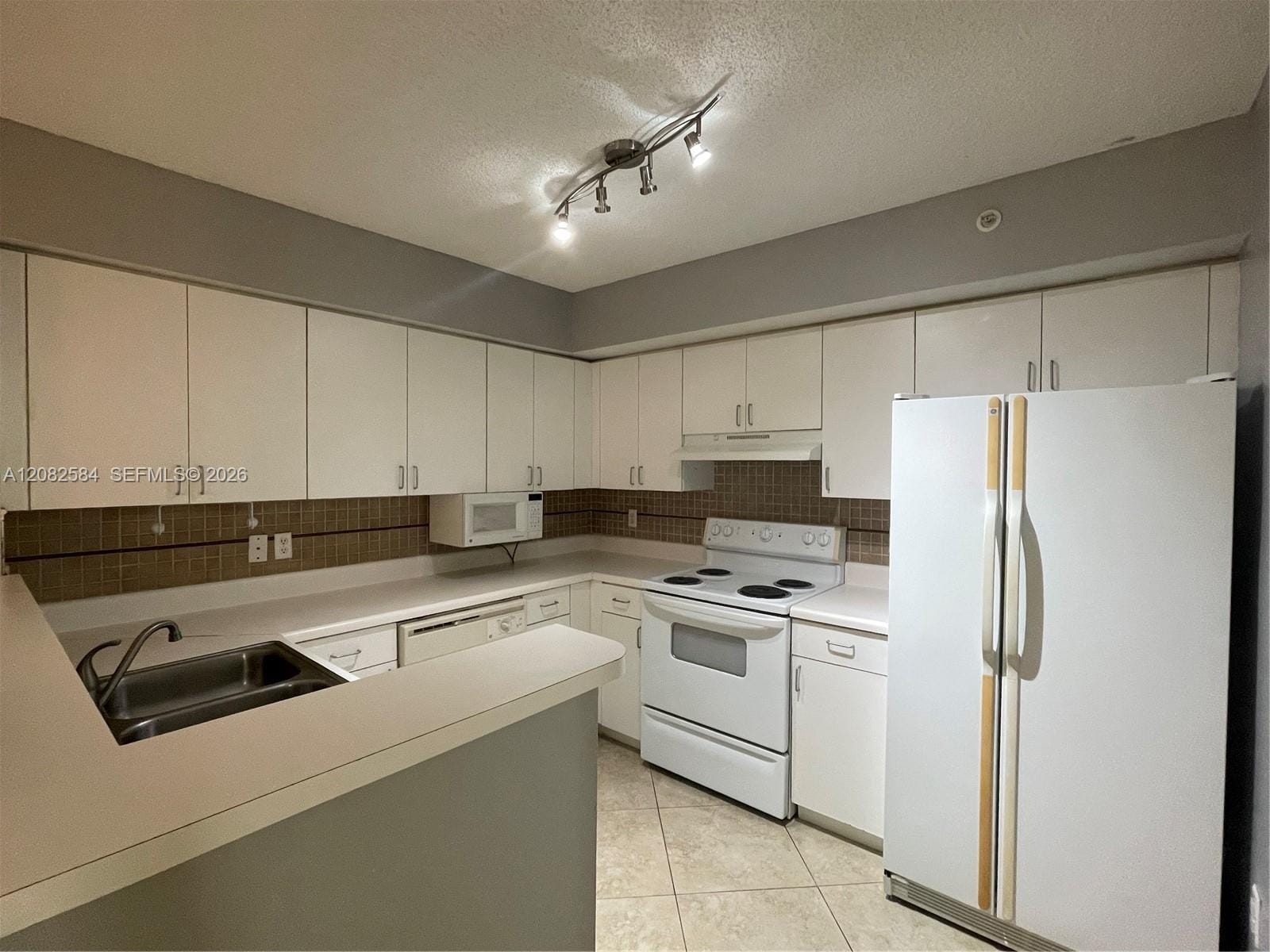 4820 N State Road 7 10108 — photo 2