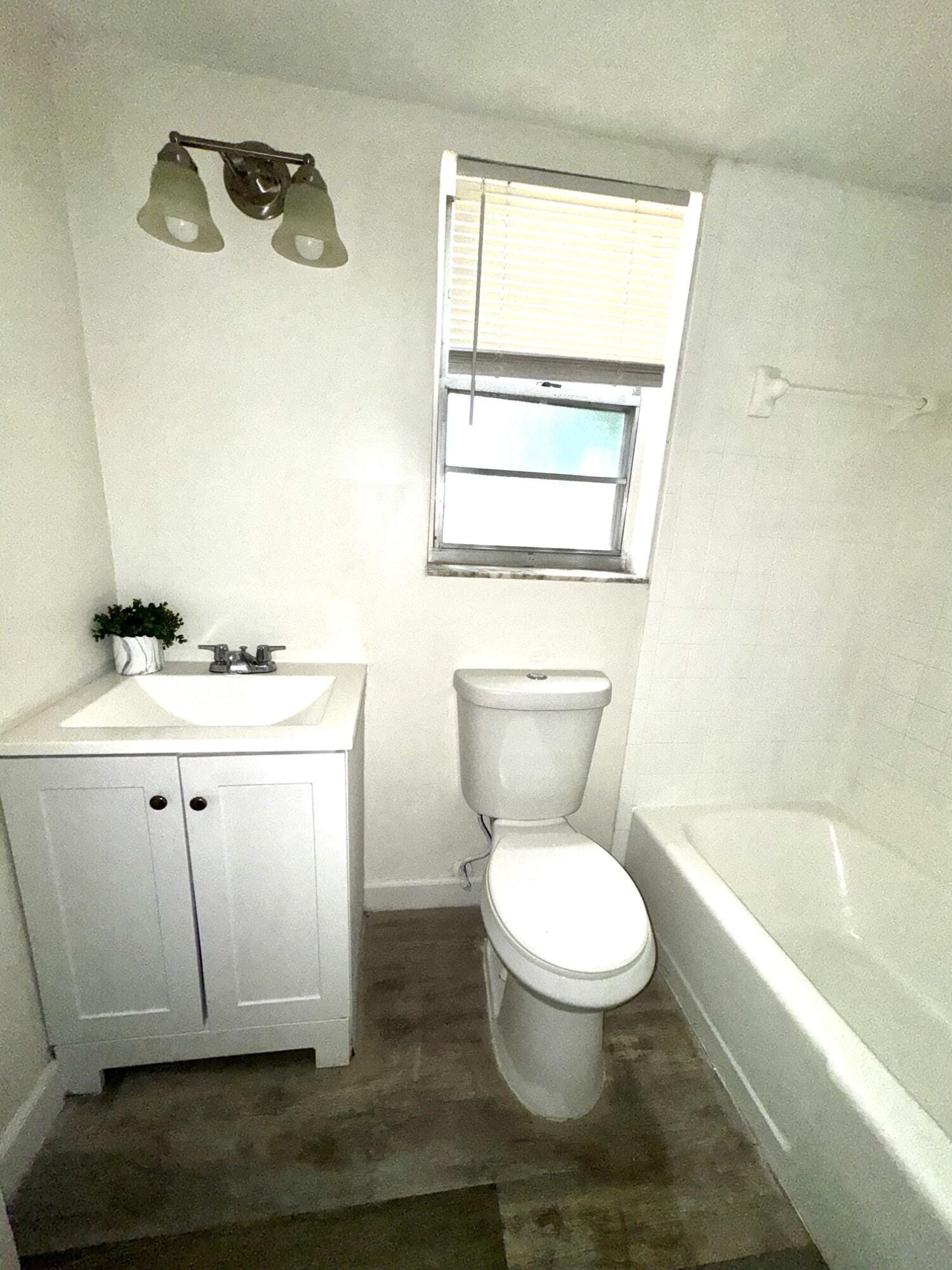 117 N E Street — photo 3