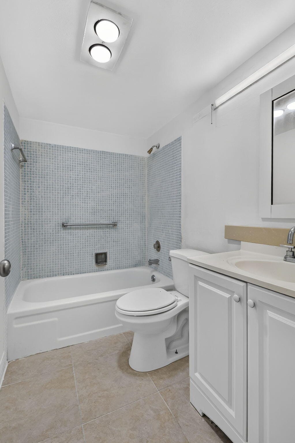210 Canterbury J 1 — photo 12