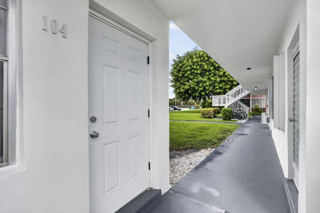 104 E EASTHAMPTON E 1, West Palm Beach, FL 33417