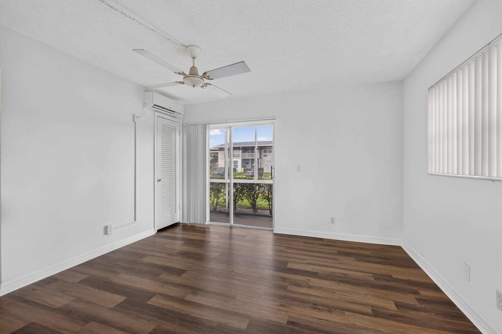 104 E EASTHAMPTON E 1 — photo 5