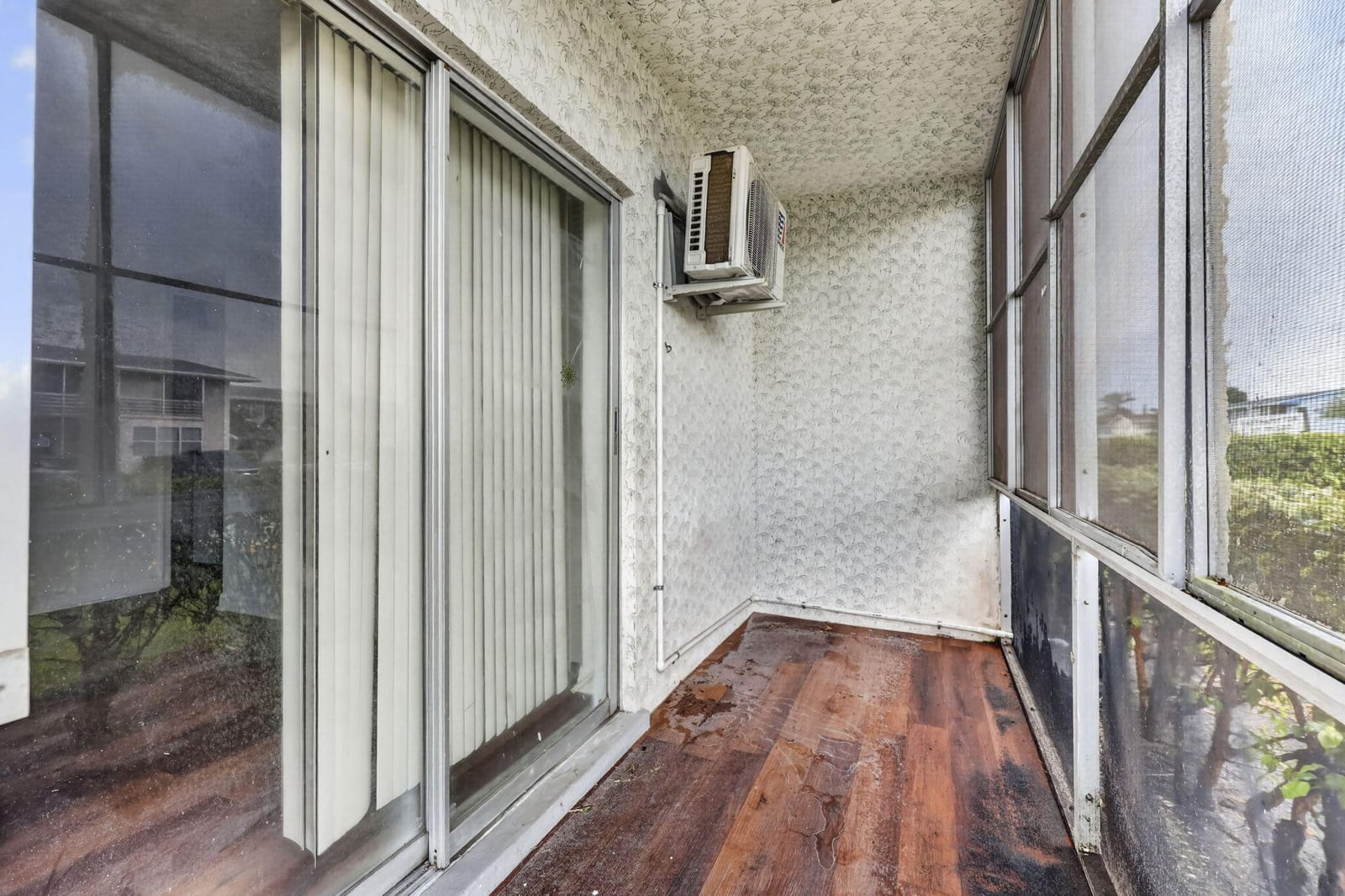 104 E EASTHAMPTON E 1 — photo 9
