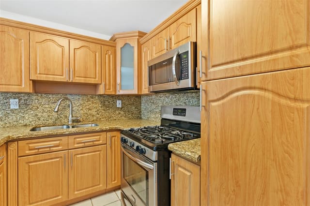 1300 W 47th Place 223, Hialeah, FL 33012