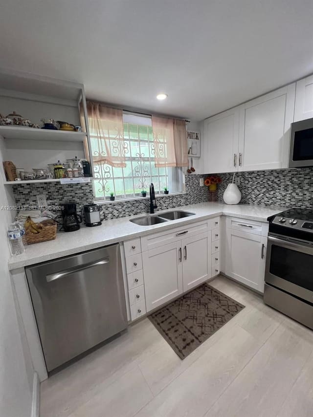 11183 NW 7th Street 104, Miami, FL 33172