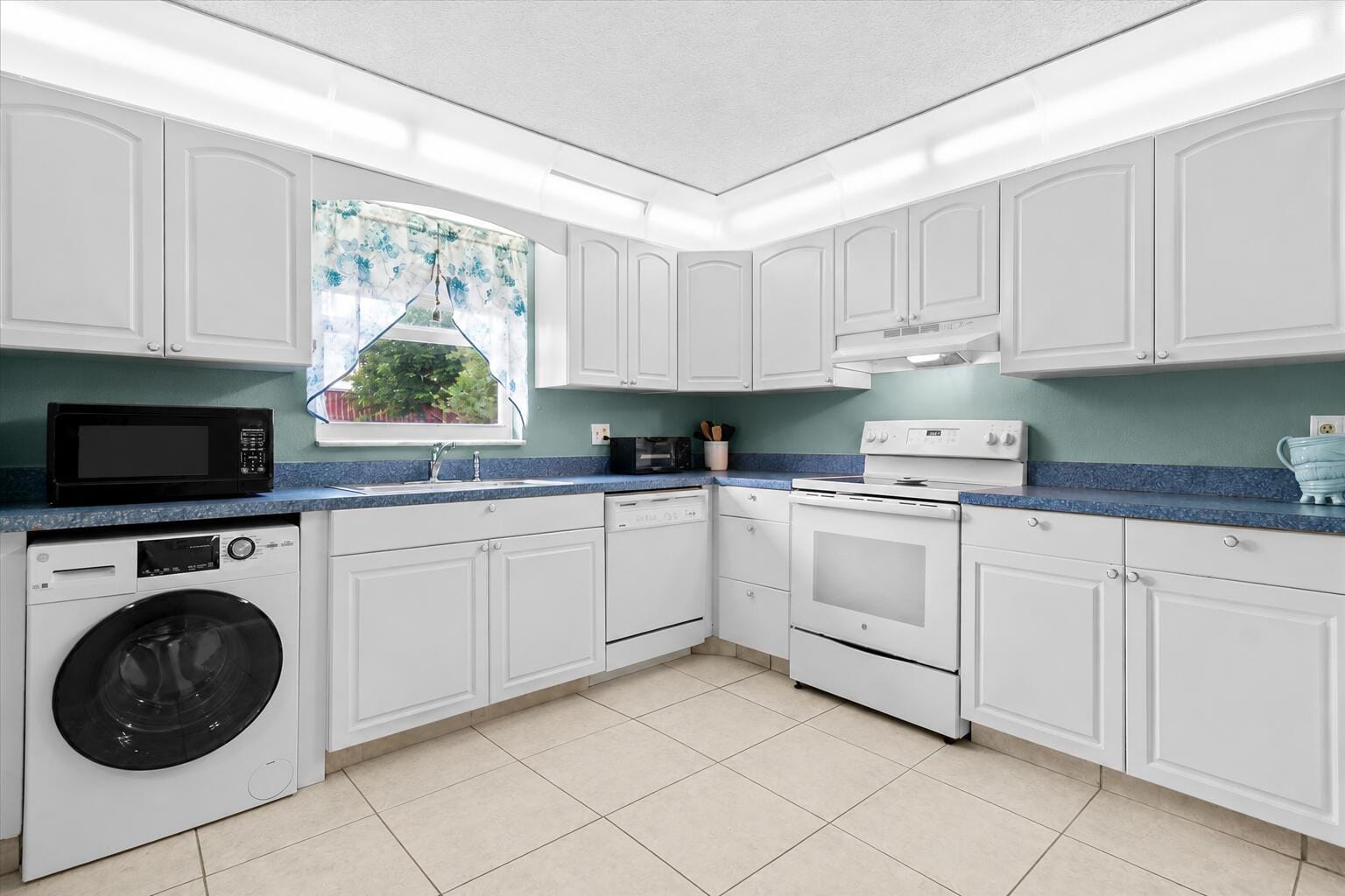 892 WORCESTER Lane B — photo 3