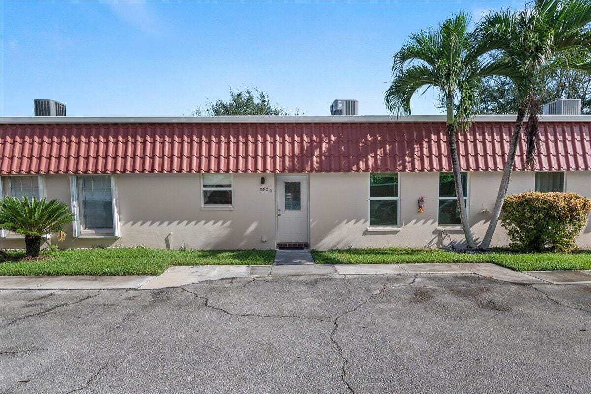 892 WORCESTER Lane B, Lake Worth, FL 33467