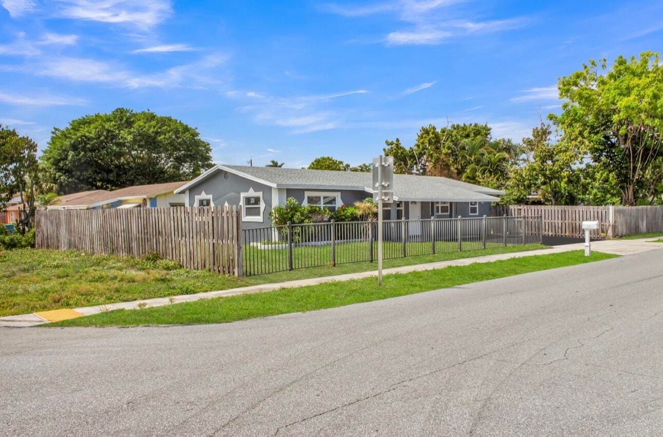 915 SW 3RD Street, Boynton Beach, FL 33435 photo 2