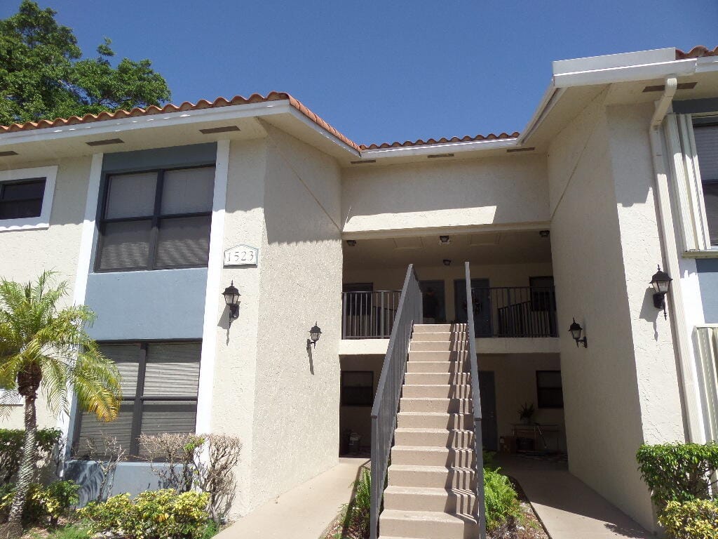 1523 LAKE CRYSTAL Drive F, West Palm Beach, FL 33411