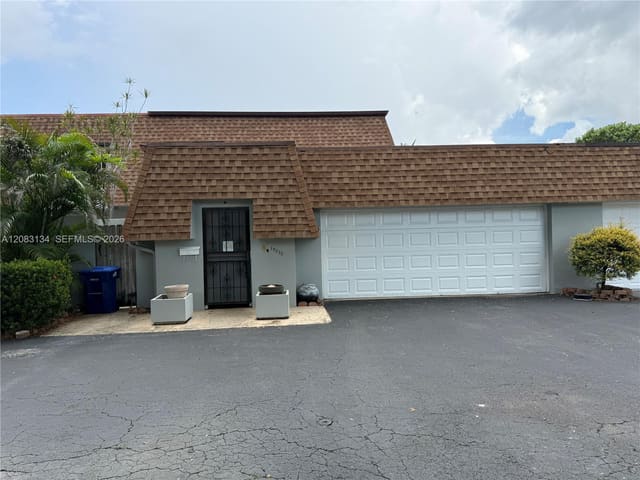19233 E Lake Drive 19233, Hialeah, FL 33015