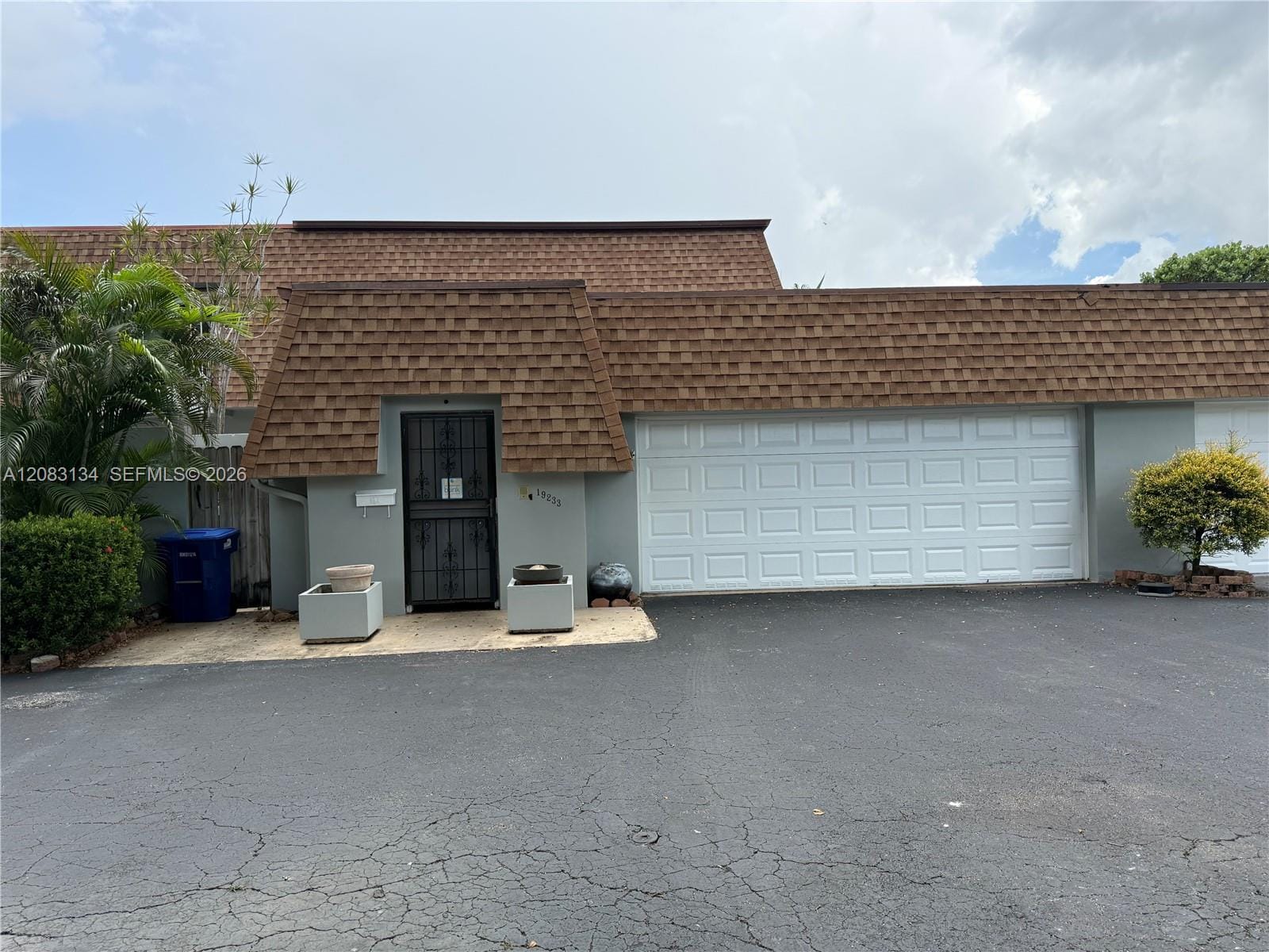 19233 E Lake Drive 19233, Hialeah, FL 33015