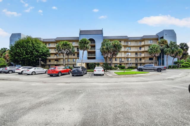 2786 TENNIS CLUB Drive 407, West Palm Beach, FL 33417