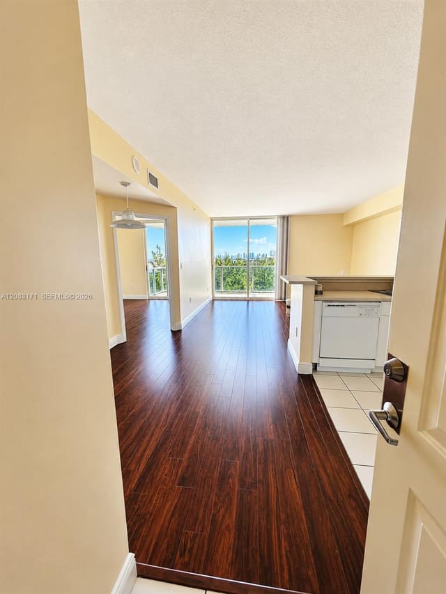 5077 NW 7th Street 1105, Miami, FL 33126