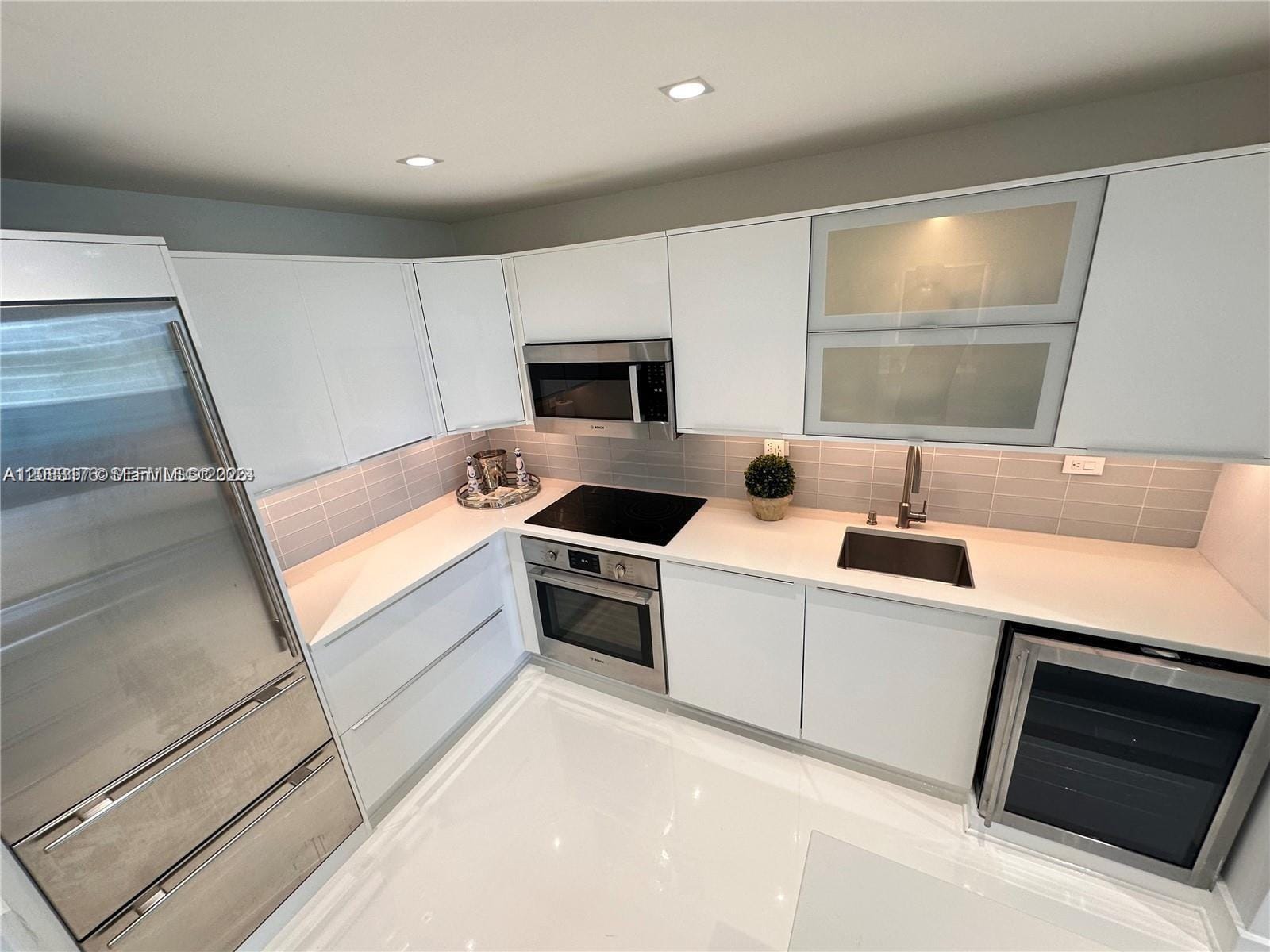 2301 Collins Avenue 611 — photo 3