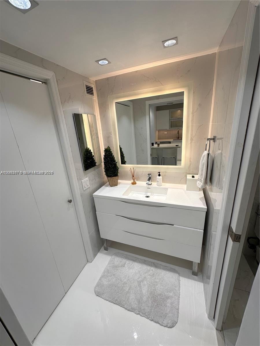 2301 Collins Avenue 611 — photo 9