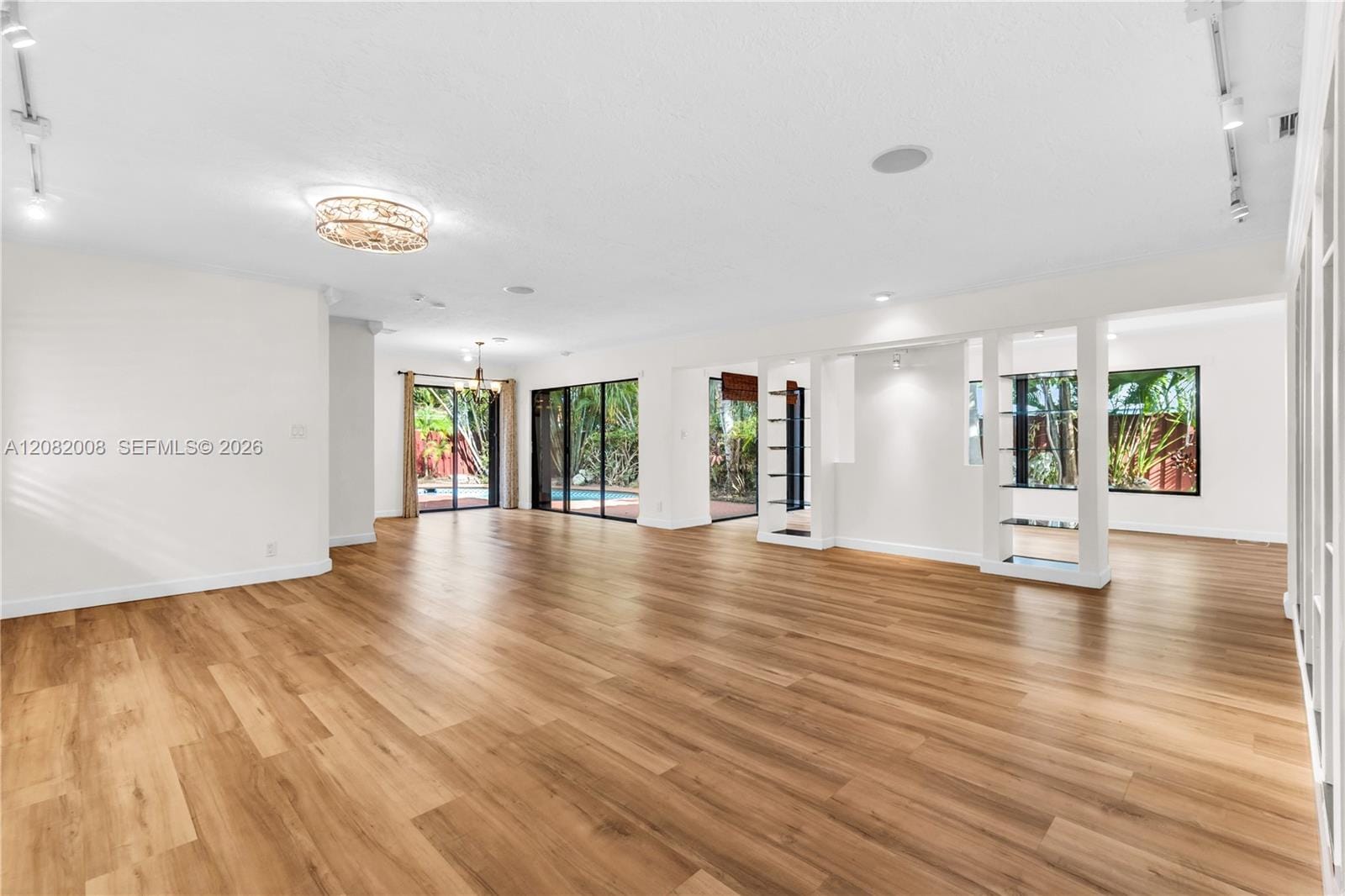 2533 NE 35th Drive — photo 4
