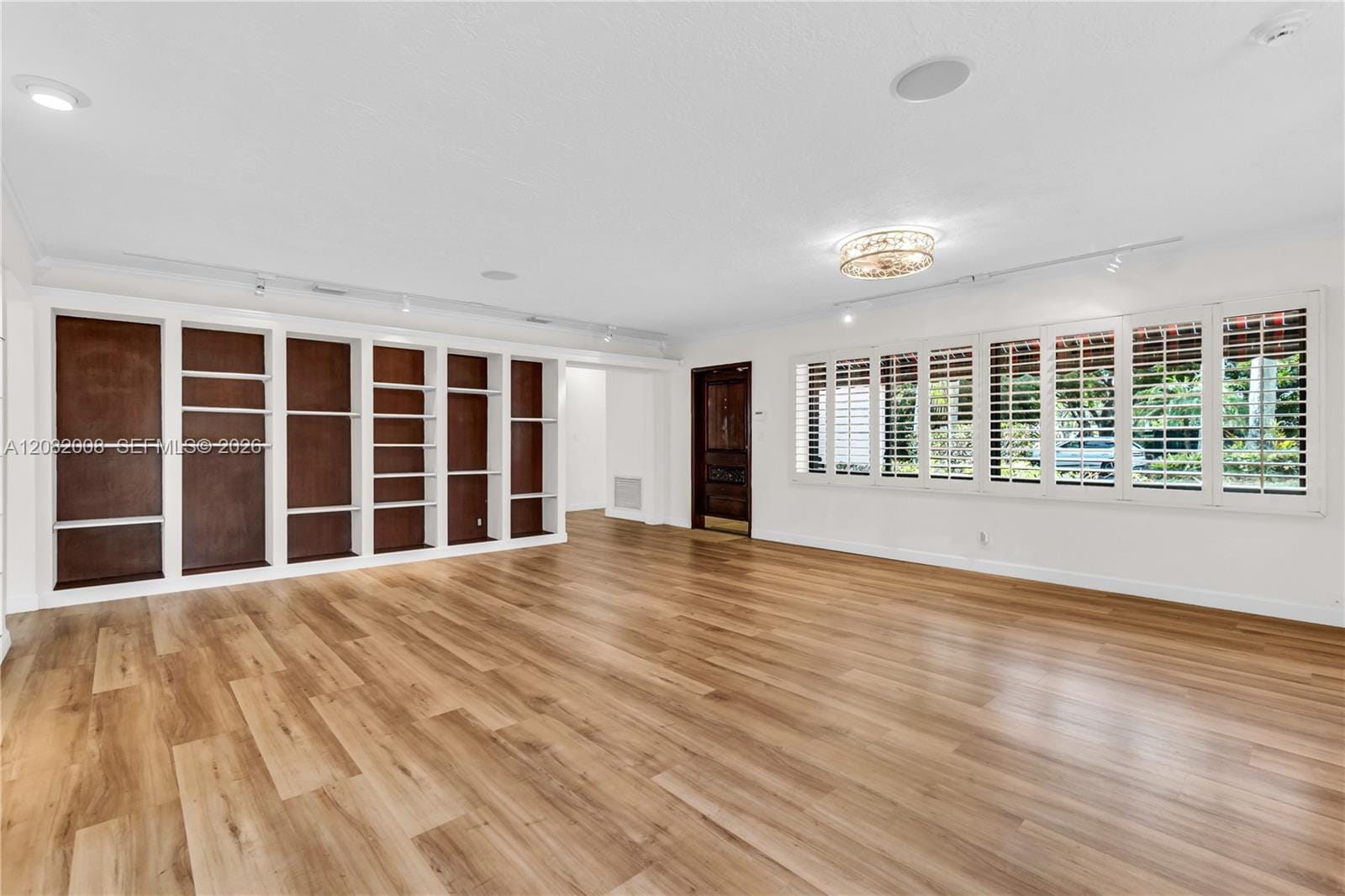 2533 NE 35th Drive — photo 6
