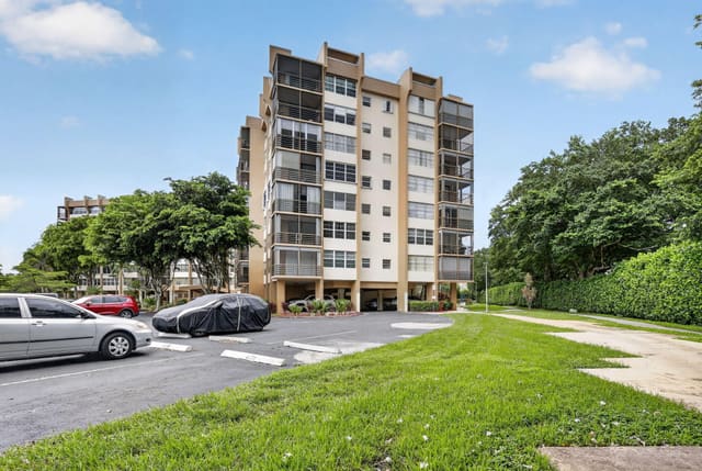 1400 Saint Charles Place 313, Pembroke Pines, FL 33026