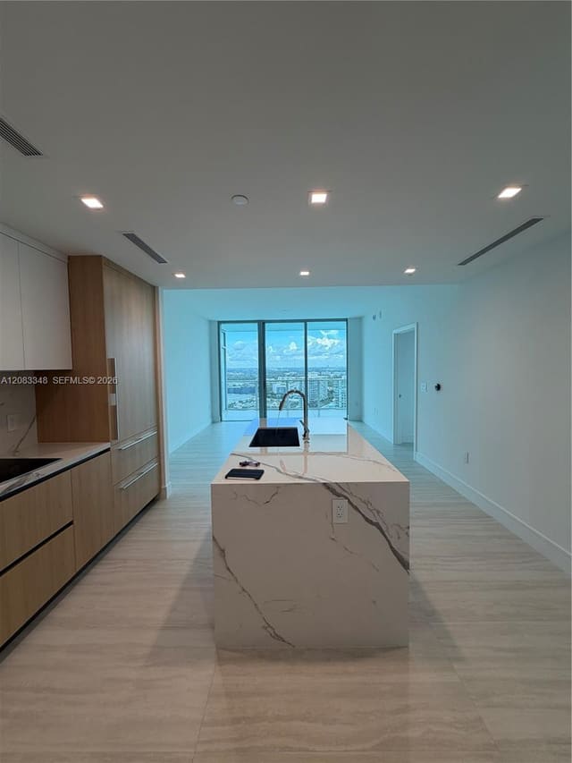 2411 Laguna Circle 2307, North Miami, FL 33181