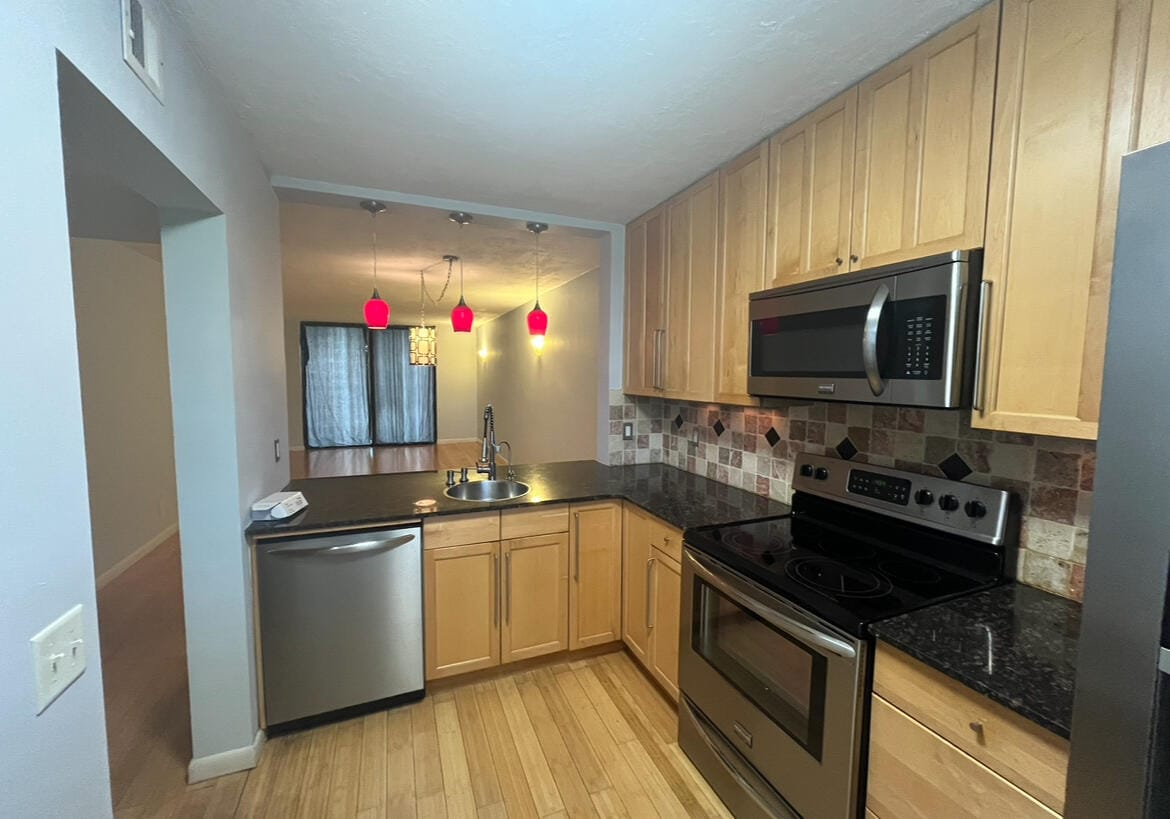 114 LAKE EMERALD Drive 401 — photo 5