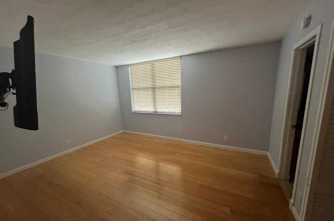 114 LAKE EMERALD Drive 401 — photo 8