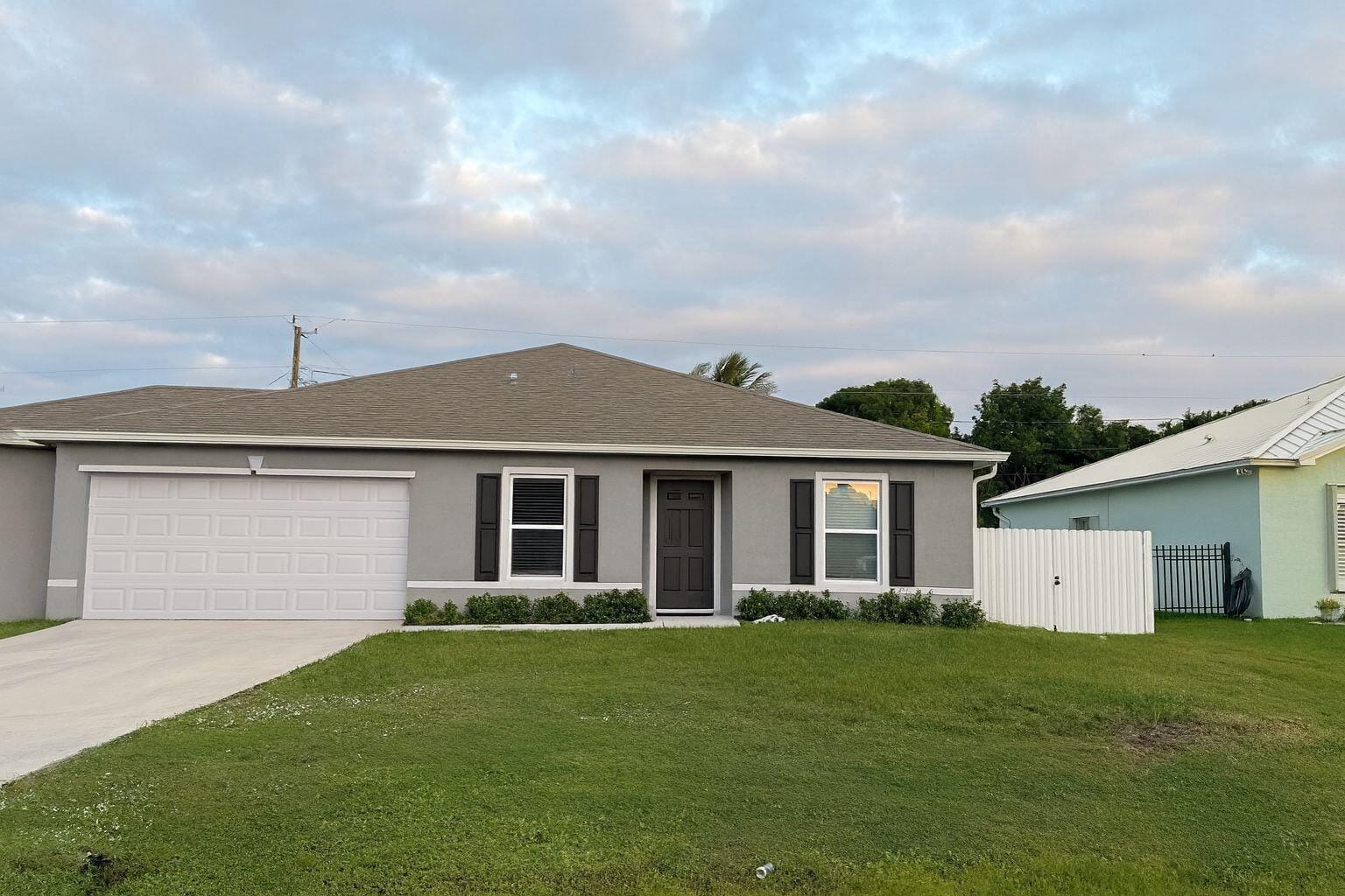 2507 SE CHARLESTON Drive — photo 2