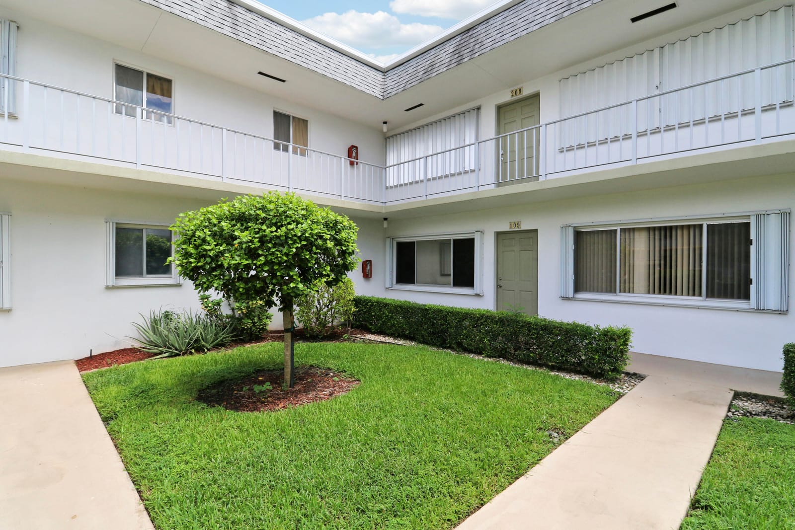 3040 LAKE OSBORNE Drive 109 — photo 3