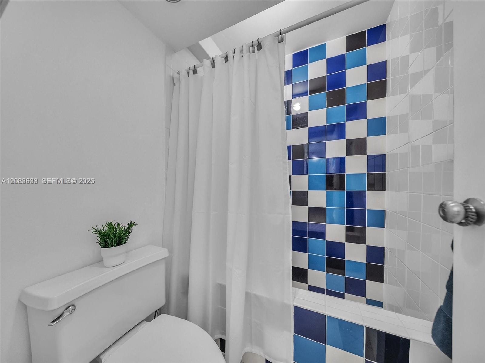 2625 Collins Avenue 910 — photo 9