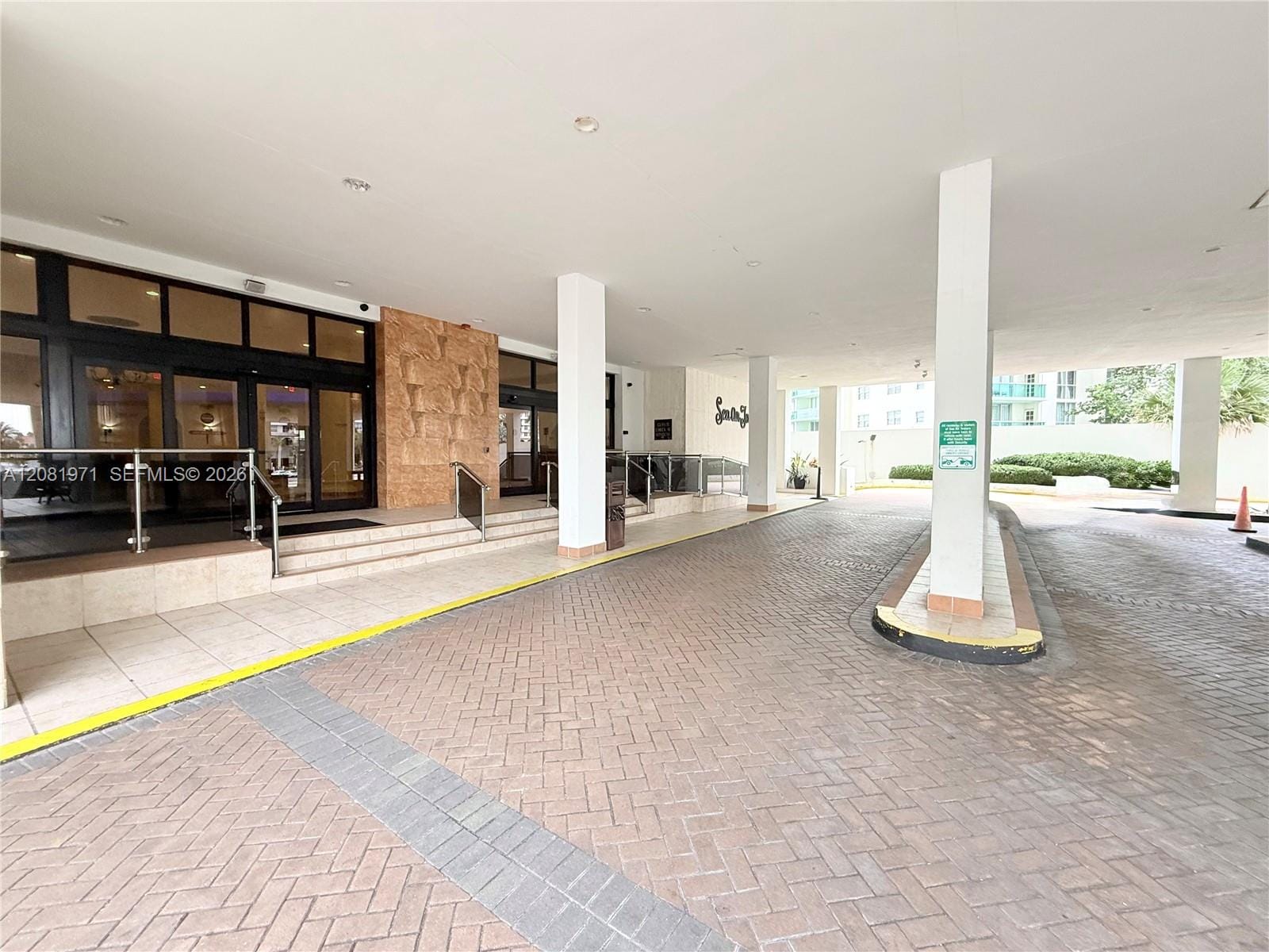 3725 S Ocean Drive 423 — photo 2