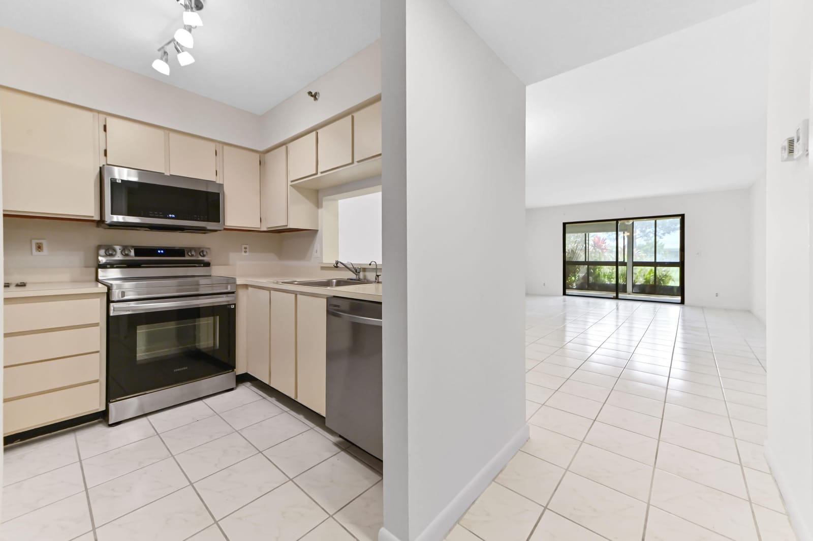 7260 Kinghurst Drive 106 — photo 5
