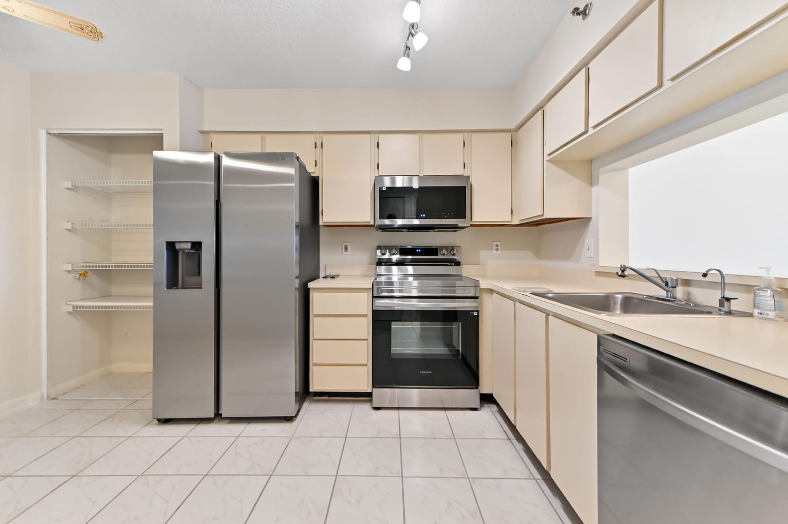7260 Kinghurst Drive 106 — photo 6