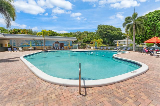 3160 Lake Osborne Drive Bldg 6 unit 206, Lake Worth Beach, FL 33461