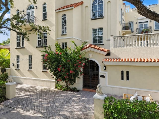 111 Edgewater Drive 3B, Coral Gables, FL 33133