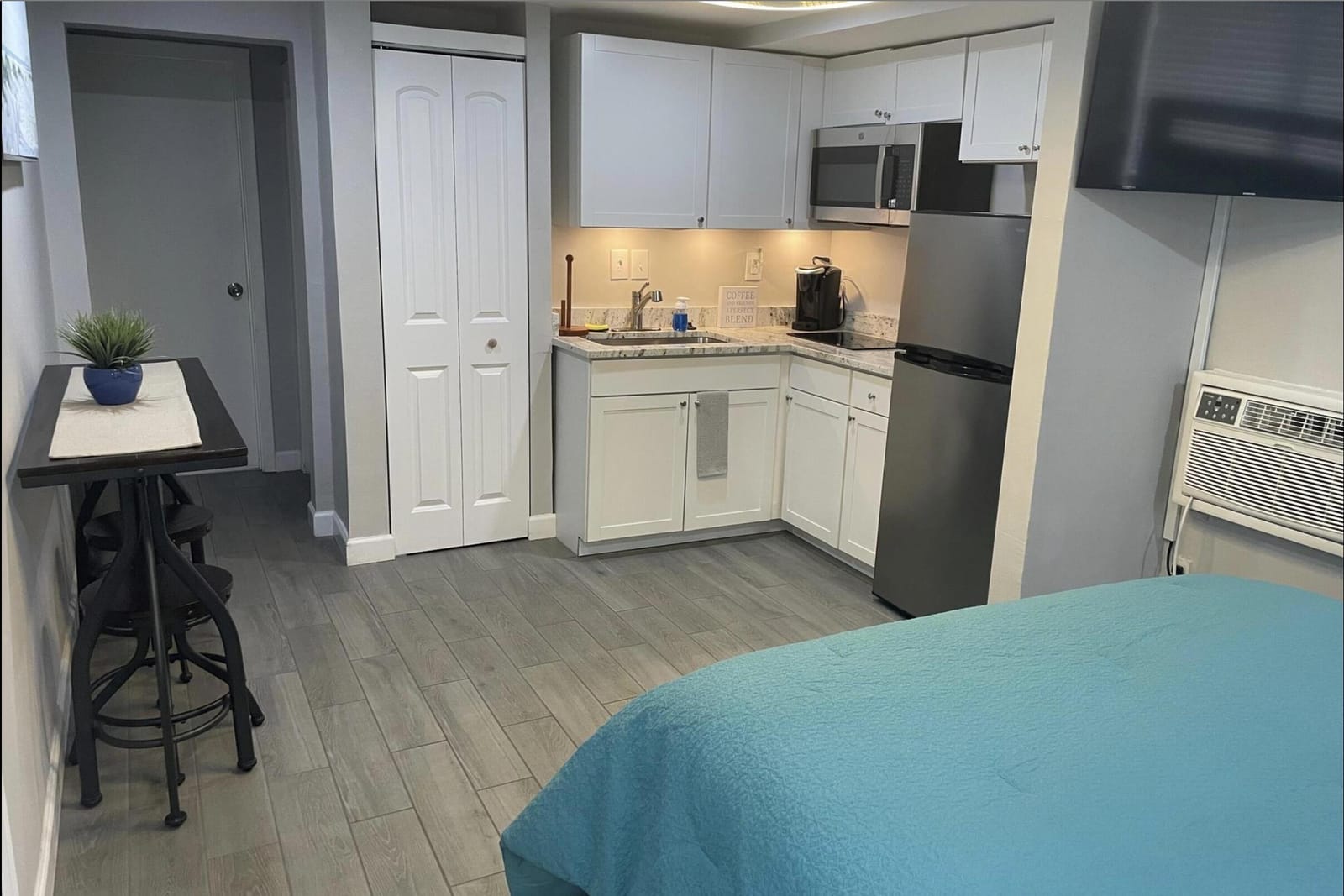 3610 LLOYD Drive B — photo 4