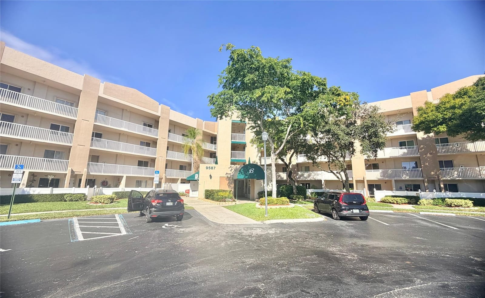9587 WELDON Circle B204, Tamarac, FL 33321