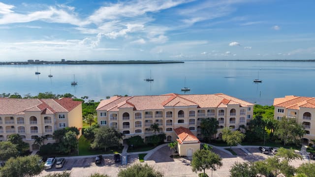 25 HARBOUR ISLE Drive W 104, Fort Pierce, FL 34949