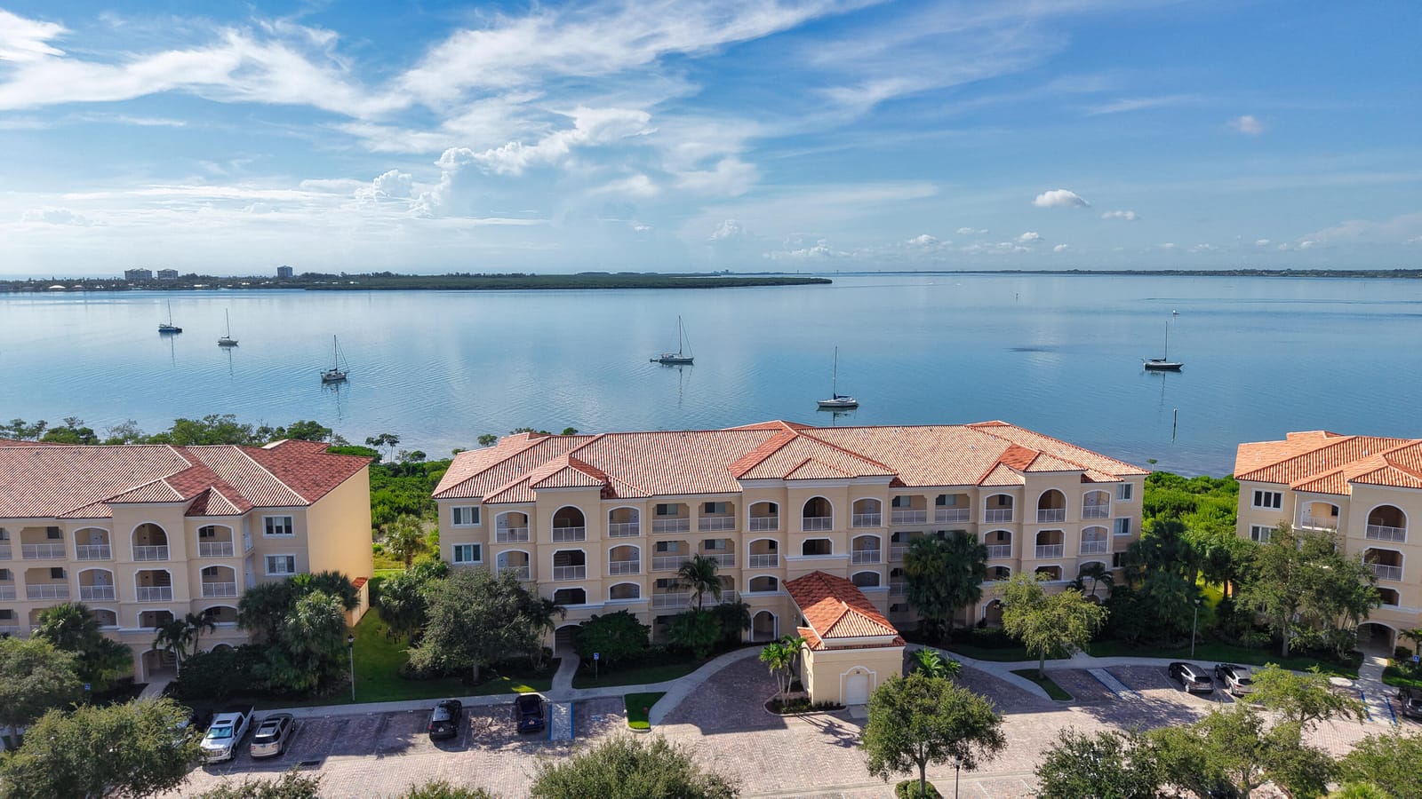 25 HARBOUR ISLE Drive W 104, Fort Pierce, FL 34949